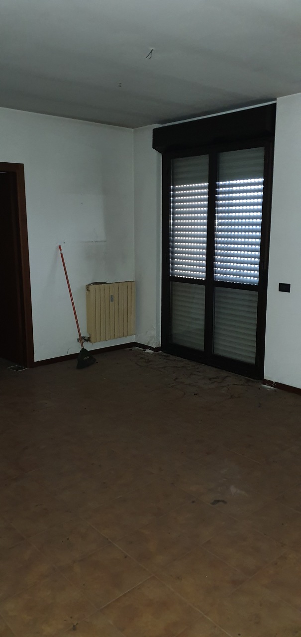 Appartamento composto da ingresso - salone, angolo cottura, ripostiglio, corridoio, due vani, due bagni, un balcone, cantina piano interrato n. 251 + box auto piano S1 n. 251  box auto civico 113 piano S1 n. 204. Identificativi catastali [N.C.E.U.] Unità Residenziale cat. A/3 foglio 55 part. 9877 sub 264  - Unità secondaria cat. C/6 foglio 55 part. 9877 sub 312  - Unità Secondaria cat. C/6 foglio 55 part. 9877 sub 469. Sup. mq catastali 113  - mq catastali 10  - mq catastali 12. Libero, piena proprietà.