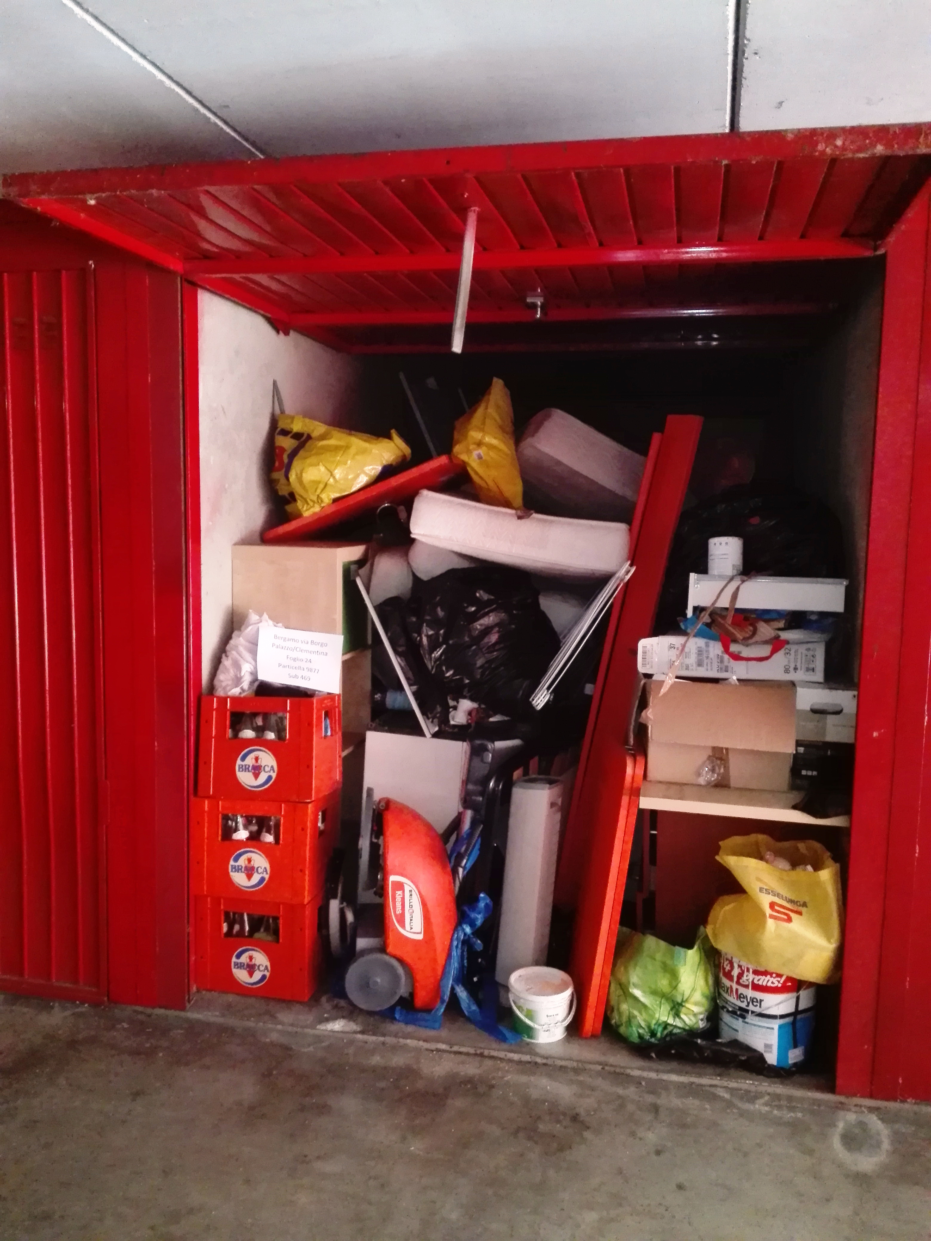 Appartamento composto da ingresso - salone, angolo cottura, ripostiglio, corridoio, due vani, due bagni, un balcone, cantina piano interrato n. 251 + box auto piano S1 n. 251  box auto civico 113 piano S1 n. 204. Identificativi catastali [N.C.E.U.] Unità Residenziale cat. A/3 foglio 55 part. 9877 sub 264  - Unità secondaria cat. C/6 foglio 55 part. 9877 sub 312  - Unità Secondaria cat. C/6 foglio 55 part. 9877 sub 469. Sup. mq catastali 113  - mq catastali 10  - mq catastali 12. Libero, piena proprietà.