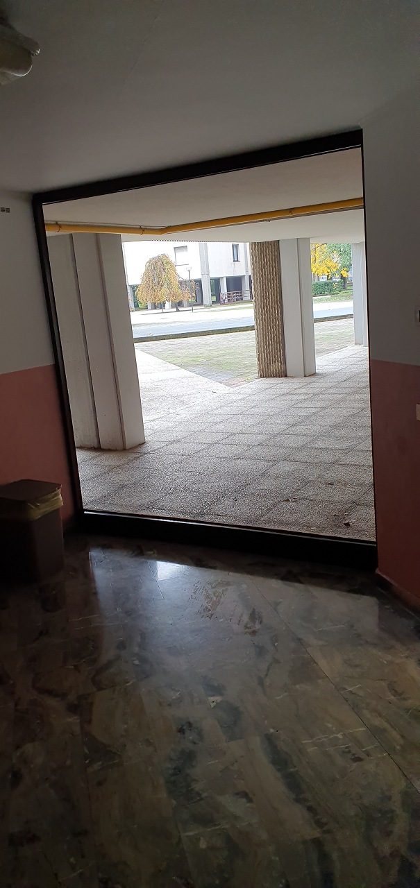 Appartamento composto da ingresso - salone, angolo cottura, ripostiglio, corridoio, due vani, due bagni, un balcone, cantina piano interrato n. 251 + box auto piano S1 n. 251  box auto civico 113 piano S1 n. 204. Identificativi catastali [N.C.E.U.] Unità Residenziale cat. A/3 foglio 55 part. 9877 sub 264  - Unità secondaria cat. C/6 foglio 55 part. 9877 sub 312  - Unità Secondaria cat. C/6 foglio 55 part. 9877 sub 469. Sup. mq catastali 113  - mq catastali 10  - mq catastali 12. Libero, piena proprietà.
