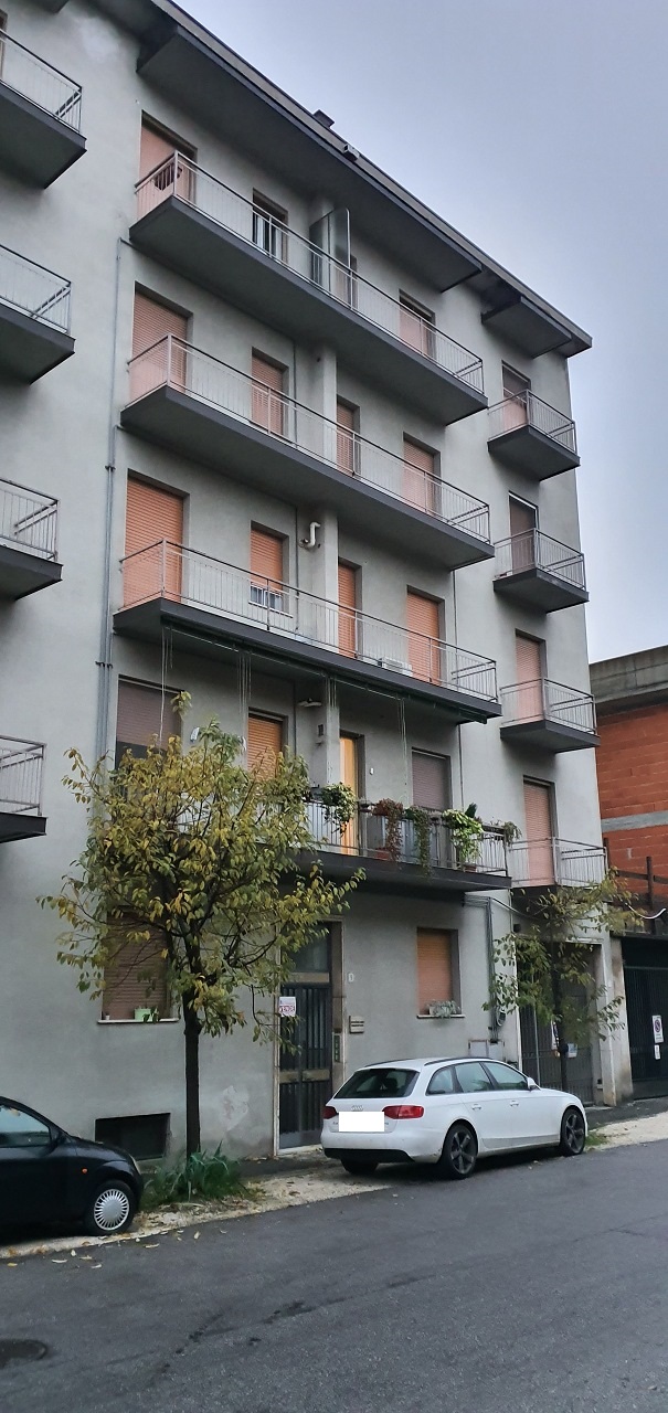 Appartamento composto da due vani, cucina abitabile, bagno, zona ingresso, un balcone. Dispone di soffitta n. 2 al piano 5° e di cantina n. 11 al piano interrato. Identificativi catastali [N.C.E.U.] Unità Residenziale cat. A/2 foglio 45 part. 27 sub 515. Sup. mq catastali 68. Libero, piena proprietà.