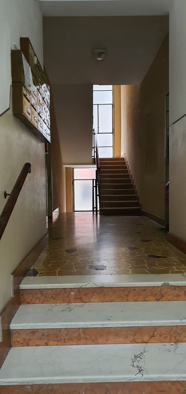 Appartamento composto da due vani, cucina abitabile, bagno, zona ingresso, un balcone. Dispone di soffitta n. 2 al piano 5° e di cantina n. 11 al piano interrato. Identificativi catastali [N.C.E.U.] Unità Residenziale cat. A/2 foglio 45 part. 27 sub 515. Sup. mq catastali 68. Libero, piena proprietà.