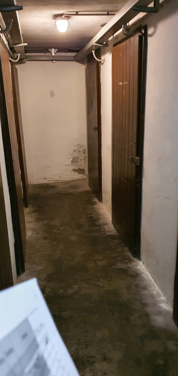 Appartamento composto da due vani, cucina abitabile, bagno, zona ingresso, un balcone. Dispone di soffitta n. 2 al piano 5° e di cantina n. 11 al piano interrato. Identificativi catastali [N.C.E.U.] Unità Residenziale cat. A/2 foglio 45 part. 27 sub 515. Sup. mq catastali 68. Libero, piena proprietà.