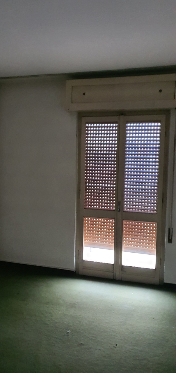Appartamento composto da due vani, cucina abitabile, bagno, zona ingresso, un balcone. Dispone di soffitta n. 2 al piano 5° e di cantina n. 11 al piano interrato. Identificativi catastali [N.C.E.U.] Unità Residenziale cat. A/2 foglio 45 part. 27 sub 515. Sup. mq catastali 68. Libero, piena proprietà.