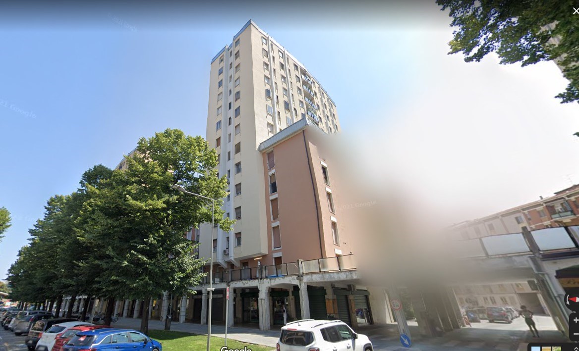 Appartamento di civile abitazione posto al secondo piano con cantina pertinenziale n.5 al piano interrato. Si compone di ingresso, soggiorno, cucina, corridoio, due camere da letto, due bagni e piccola terrazza (h2,95m). Appartamento inaccessibile in sede di sopralluogo per rottura della serratura. Si presuppongono le finiture e lo stato manutentivo parificabile a quello delle altre unità residenziali. Identificativi catastali [N.C.E.U.] Unità Residenziale cat. A/2 foglio 52 part. 486 sub 10. Sup. mq catastali 113. Libero, piena proprietà.
