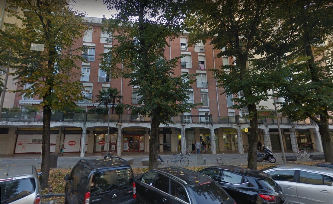 Appartamento al sesto piano con cantina pertinenziale n.24 al piano interrato. Si compone di soggiorno,cucina,corridoio,camera da letto,bagno e piccola terrazza (h 2,95m). L’unità presenta serramenti esterni lignei con vetro semplice,sistema di oscuramento in persiane avvolgibili in legno,serramenti interni anch’essi lignei,pavimentazione del soggiorno in pietra,della cucina e dei bagni in piastrelle di graniglia o ceramica,della zona notte in parquet. Le terrazze hanno pavimentazione in piastrelle di ceramiche. L’unità presenta finiture di tipo economico; considerando la tipologia costruttiva economica presenta stato manutentivo normale. Identificativi catastali [N.C.E.U.] Unità Residenziale cat. A/2 foglio 52 part. 486 sub 29. Sup. mq catastali 71. Libero, piena proprietà.