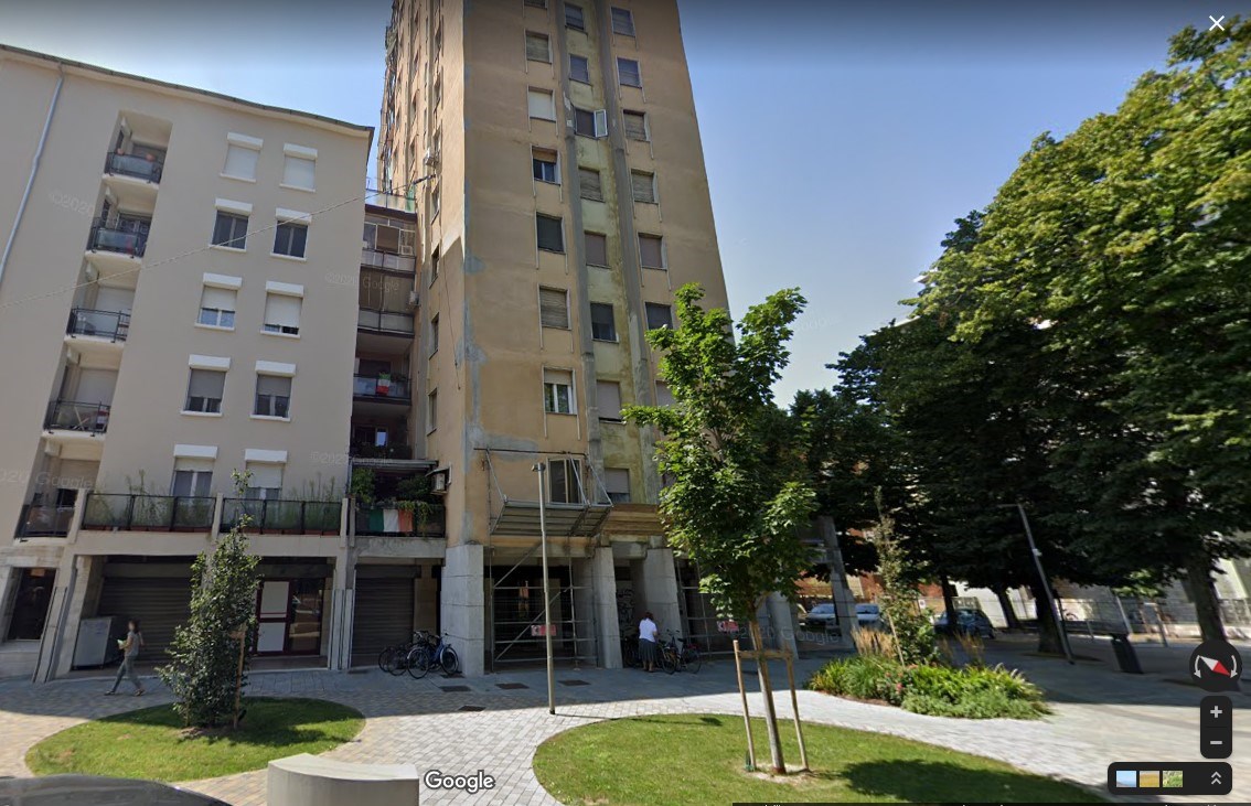 Appartamento al sesto piano con cantina pertinenziale n.24 al piano interrato. Si compone di soggiorno,cucina,corridoio,camera da letto,bagno e piccola terrazza (h 2,95m). L’unità presenta serramenti esterni lignei con vetro semplice,sistema di oscuramento in persiane avvolgibili in legno,serramenti interni anch’essi lignei,pavimentazione del soggiorno in pietra,della cucina e dei bagni in piastrelle di graniglia o ceramica,della zona notte in parquet. Le terrazze hanno pavimentazione in piastrelle di ceramiche. L’unità presenta finiture di tipo economico; considerando la tipologia costruttiva economica presenta stato manutentivo normale. Identificativi catastali [N.C.E.U.] Unità Residenziale cat. A/2 foglio 52 part. 486 sub 29. Sup. mq catastali 71. Libero, piena proprietà.