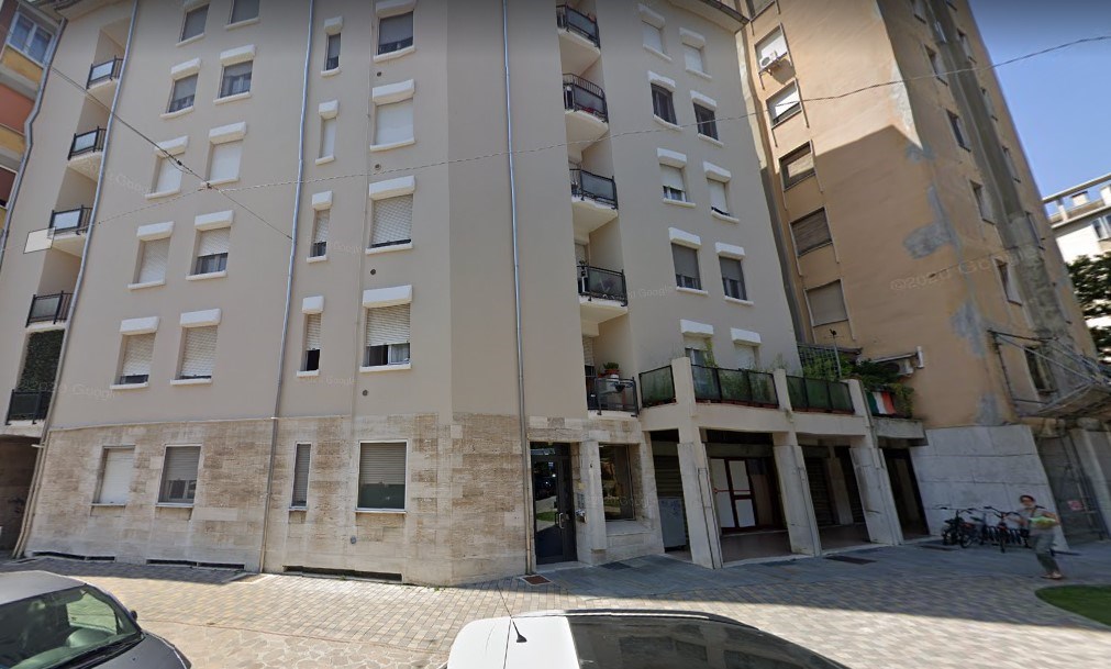 Appartamento al sesto piano con cantina pertinenziale n.24 al piano interrato. Si compone di soggiorno,cucina,corridoio,camera da letto,bagno e piccola terrazza (h 2,95m). L’unità presenta serramenti esterni lignei con vetro semplice,sistema di oscuramento in persiane avvolgibili in legno,serramenti interni anch’essi lignei,pavimentazione del soggiorno in pietra,della cucina e dei bagni in piastrelle di graniglia o ceramica,della zona notte in parquet. Le terrazze hanno pavimentazione in piastrelle di ceramiche. L’unità presenta finiture di tipo economico; considerando la tipologia costruttiva economica presenta stato manutentivo normale. Identificativi catastali [N.C.E.U.] Unità Residenziale cat. A/2 foglio 52 part. 486 sub 29. Sup. mq catastali 71. Libero, piena proprietà.