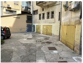 Appartamento al sesto piano con cantina pertinenziale n.24 al piano interrato. Si compone di soggiorno,cucina,corridoio,camera da letto,bagno e piccola terrazza (h 2,95m). L’unità presenta serramenti esterni lignei con vetro semplice,sistema di oscuramento in persiane avvolgibili in legno,serramenti interni anch’essi lignei,pavimentazione del soggiorno in pietra,della cucina e dei bagni in piastrelle di graniglia o ceramica,della zona notte in parquet. Le terrazze hanno pavimentazione in piastrelle di ceramiche. L’unità presenta finiture di tipo economico; considerando la tipologia costruttiva economica presenta stato manutentivo normale. Identificativi catastali [N.C.E.U.] Unità Residenziale cat. A/2 foglio 52 part. 486 sub 29. Sup. mq catastali 71. Libero, piena proprietà.