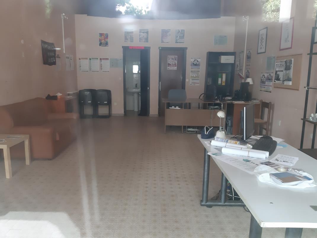 Negozio al piano terra dotato di retronegozio con bagno + Posto auto coperto in autorimessa interrata condominiale dotata di certificato antincendio. Id. cat.- [N.C.E.U.] U. Comm. cat. C/1 foglio 85 (ex B/13) part. 482 (ex 1307) sub 5 - U. Sec. cat. C/6 foglio 85 (ex B/13) part. 707 (ex 1342) sub 180. Sup. mq cat. negozio 45,00, mq cat. posto auto coperto 11,00. Libero.  AVVISO. Poiché alcuni immobili del supercondominio Complesso Palestro (Via Tirana, Via Brigata Padova, Via Palestro) sono stati interessati da un problema di sfondellamento solai, i potenziali acquirenti sono edotti del rischio che il problema possa riguardare anche il presente lotto e accettano di eseguire a proprio carico dopo l’acquisto eventuali interventi manutentivi, con pieno esonero di INPS. Piena Proprietà
