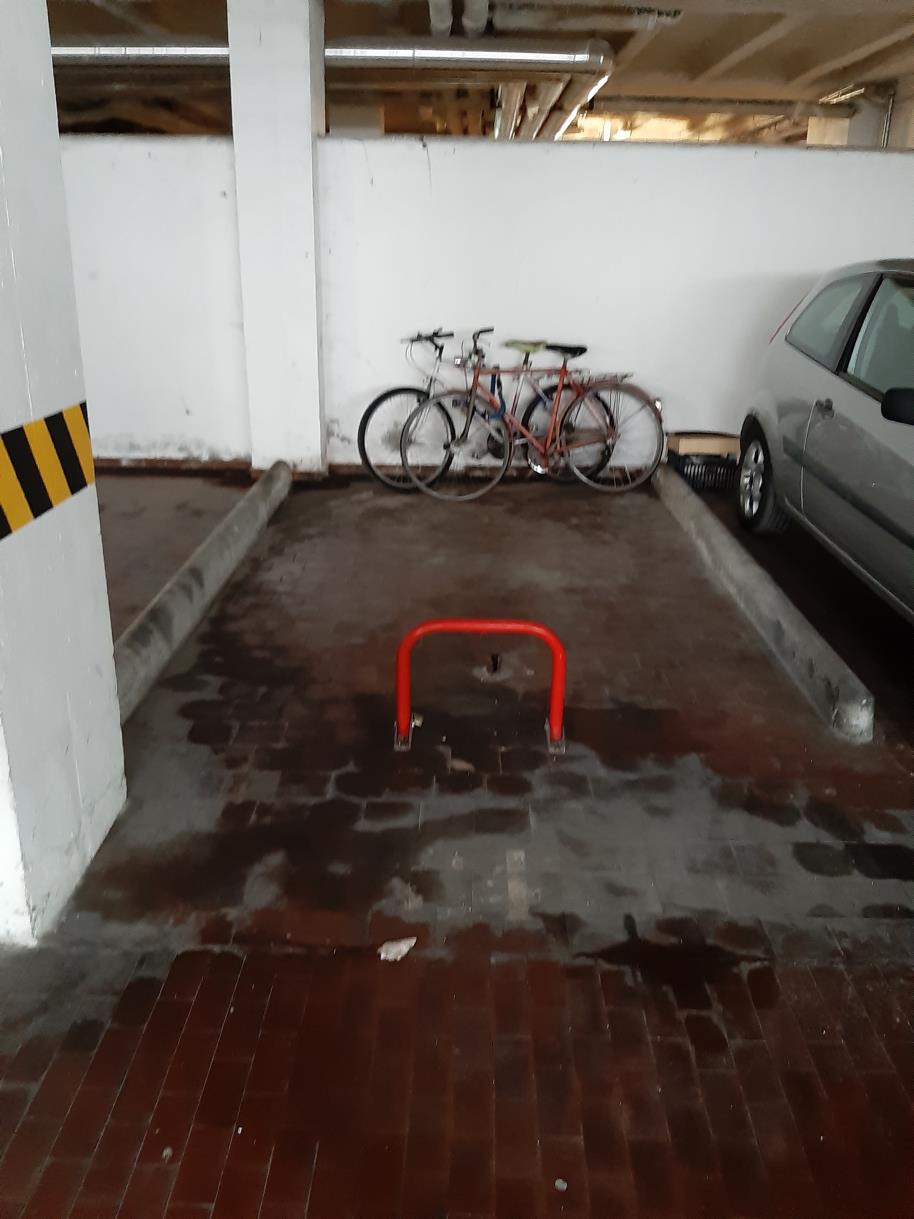 Negozio al piano terra dotato di retronegozio con bagno + Posto auto coperto in autorimessa interrata condominiale dotata di certificato antincendio. Id. cat.- [N.C.E.U.] U. Comm. cat. C/1 foglio 85 (ex B/13) part. 482 (ex 1307) sub 5 - U. Sec. cat. C/6 foglio 85 (ex B/13) part. 707 (ex 1342) sub 180. Sup. mq cat. negozio 45,00, mq cat. posto auto coperto 11,00. Libero.  AVVISO. Poiché alcuni immobili del supercondominio Complesso Palestro (Via Tirana, Via Brigata Padova, Via Palestro) sono stati interessati da un problema di sfondellamento solai, i potenziali acquirenti sono edotti del rischio che il problema possa riguardare anche il presente lotto e accettano di eseguire a proprio carico dopo l’acquisto eventuali interventi manutentivi, con pieno esonero di INPS. Piena Proprietà