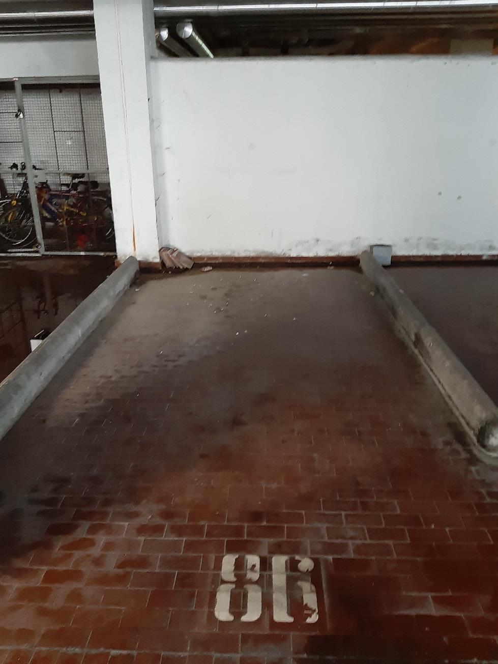 Negozio al piano terra dotato di retronegozio con bagno e sottonegozio + Posto auto coperto in autorimessa interrata condominiale con certificato antincendio. Id. cat.- [N.C.E.U.] U. Comm. cat. C/1 foglio 85 (ex B/13) part. 482 (ex 1307) sub 6 - U. Sec. cat. C/6 foglio 85 (ex B/13) part. 707 (ex 1342) sub 182. Sup. mq cat. negozio 132,00, mq cat. posto auto coperto 10,00. Libero. AVVISO Poiché alcuni immobili del supercondominio Complesso Palestro (Via Tirana, Via Brigata Padova, Via Palestro) sono stati interessati da un problema di sfondellamento solai, i potenziali acquirenti sono edotti del rischio che il problema possa riguardare anche il presente lotto e accettano di eseguire a proprio carico dopo l’acquisto eventuali interventi manutentivi, con pieno esonero di INPS. Piena Proprietà