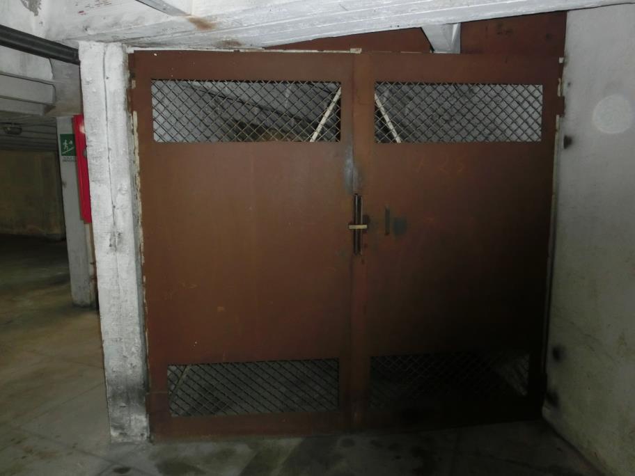 Box auto in autorimessa interrata condominiale. Identificativi Catastali - [N.C.E.U.] Unità Secondaria cat. C/6 foglio 75 part. 41 sub 25. Sup. mq catastali box auto 13,00. Libero. Piena Proprietà