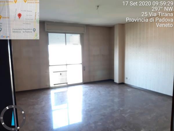 Appartamento di vani 6 con soffitta al piano 9° + Posto auto coperto in autorimessa interrata condominiale dotata di certificato antincendio. Id. cat.- [N.C.E.U.] U. Res. cat. A/2 foglio 85 (ex B/13) part. 707 (ex 1342) sub 56 - U. sec. cat. C/6 foglio 85 (ex B/13) part. 707 (ex 1342) sub 123. Sup. mq cat. appartamento 123,00, mq cat. posto auto coperto 7,00. Libero.  AVVISO. Poiché alcuni immobili del supercondominio Complesso Palestro (Via Tirana, Via Brigata Padova, Via Palestro) sono stati interessati da un problema di sfondellamento solai, i potenziali acquirenti sono edotti del rischio che il problema possa riguardare anche il presente lotto e accettano di eseguire a proprio carico dopo l’acquisto eventuali interventi manutentivi, con pieno esonero di INPS. Piena Proprietà