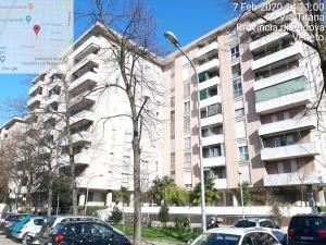 Appartamento di vani 7,5 con soffitta al piano 9° + Posto auto coperto in autorimessa interrata condominiale dotata di certificato antincendio. Id. cat.- [N.C.E.U.] U. Res. cat. A/2 foglio 85 (ex B/13) part. 482 (ex 1307) sub 40 - U. sec. cat. C/6 foglio 85 (ex B/13) part. 482 (ex 1307) sub 217. Sup. mq cat. appartamento 139,00, mq cat. posto auto coperto 13,00. Libero. AVVISO. Poiché alcuni immobili del supercondominio Complesso Palestro (Via Tirana, Via Brigata Padova, Via Palestro) sono stati interessati da un problema di sfondellamento solai, i potenziali acquirenti sono edotti del rischio che il problema possa riguardare anche il presente lotto e accettano di eseguire a proprio carico dopo l’acquisto eventuali interventi manutentivi, con pieno esonero di INPS. Piena Proprietà