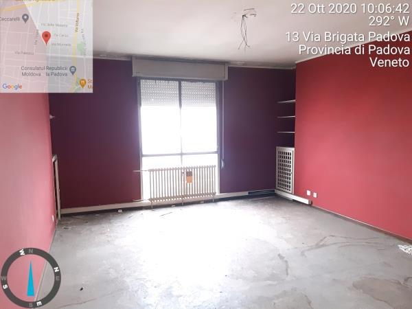 Appartamento di vani 7,5 con soffitta al piano 9° + Posto auto coperto in autorimessa interrata condominiale dotata di certificato antincendio. Id. cat.- [N.C.E.U.] U. Res. cat. A/2 foglio 85 (ex B/13) part. 482 (ex 1307) sub 40 - U. sec. cat. C/6 foglio 85 (ex B/13) part. 482 (ex 1307) sub 217. Sup. mq cat. appartamento 139,00, mq cat. posto auto coperto 13,00. Libero. AVVISO. Poiché alcuni immobili del supercondominio Complesso Palestro (Via Tirana, Via Brigata Padova, Via Palestro) sono stati interessati da un problema di sfondellamento solai, i potenziali acquirenti sono edotti del rischio che il problema possa riguardare anche il presente lotto e accettano di eseguire a proprio carico dopo l’acquisto eventuali interventi manutentivi, con pieno esonero di INPS. Piena Proprietà