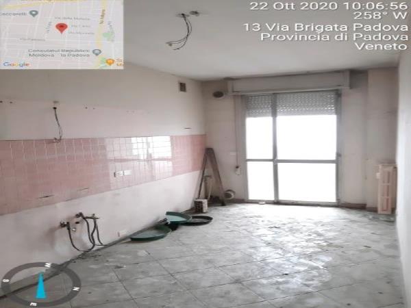 Appartamento di vani 7,5 con soffitta al piano 9° + Posto auto coperto in autorimessa interrata condominiale dotata di certificato antincendio. Id. cat.- [N.C.E.U.] U. Res. cat. A/2 foglio 85 (ex B/13) part. 482 (ex 1307) sub 40 - U. sec. cat. C/6 foglio 85 (ex B/13) part. 482 (ex 1307) sub 217. Sup. mq cat. appartamento 139,00, mq cat. posto auto coperto 13,00. Libero. AVVISO. Poiché alcuni immobili del supercondominio Complesso Palestro (Via Tirana, Via Brigata Padova, Via Palestro) sono stati interessati da un problema di sfondellamento solai, i potenziali acquirenti sono edotti del rischio che il problema possa riguardare anche il presente lotto e accettano di eseguire a proprio carico dopo l’acquisto eventuali interventi manutentivi, con pieno esonero di INPS. Piena Proprietà