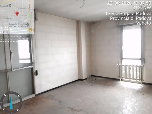 Appartamento di vani 7,5 con soffitta al piano 9° + Posto auto coperto in autorimessa interrata condominiale dotata di certificato antincendio. Id. cat.- [N.C.E.U.] U. Res. cat. A/2 foglio 85 (ex B/13) part. 482 (ex 1307) sub 40 - U. sec. cat. C/6 foglio 85 (ex B/13) part. 482 (ex 1307) sub 217. Sup. mq cat. appartamento 139,00, mq cat. posto auto coperto 13,00. Libero. AVVISO. Poiché alcuni immobili del supercondominio Complesso Palestro (Via Tirana, Via Brigata Padova, Via Palestro) sono stati interessati da un problema di sfondellamento solai, i potenziali acquirenti sono edotti del rischio che il problema possa riguardare anche il presente lotto e accettano di eseguire a proprio carico dopo l’acquisto eventuali interventi manutentivi, con pieno esonero di INPS. Piena Proprietà