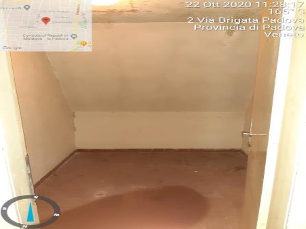 Appartamento di vani 7,5 con soffitta al piano 9° + Posto auto coperto in autorimessa interrata condominiale dotata di certificato antincendio. Id. cat.- [N.C.E.U.] U. Res. cat. A/2 foglio 85 (ex B/13) part. 482 (ex 1307) sub 40 - U. sec. cat. C/6 foglio 85 (ex B/13) part. 482 (ex 1307) sub 217. Sup. mq cat. appartamento 139,00, mq cat. posto auto coperto 13,00. Libero. AVVISO. Poiché alcuni immobili del supercondominio Complesso Palestro (Via Tirana, Via Brigata Padova, Via Palestro) sono stati interessati da un problema di sfondellamento solai, i potenziali acquirenti sono edotti del rischio che il problema possa riguardare anche il presente lotto e accettano di eseguire a proprio carico dopo l’acquisto eventuali interventi manutentivi, con pieno esonero di INPS. Piena Proprietà