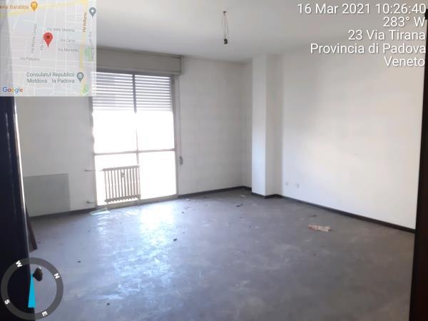 Appartamento al piano 5° con soffitta al piano 9° sottotetto. ingresso, soggiorno ampio e cucina separati, due bagni ciechi, tre camere ed un ripostiglio+Posto auto coperto in autorimessa interrata condominiale con certificato antincendio. Id. cat.- [N.C.E.U.] U. Res. cat. A/2 foglio 85 part. 482 sub 84 - U. sec. cat. C/6 foglio85 part. 482 sub 139. Sup. mq cat. appartamento 142,00, mq cat. posto auto coperto 10,00. Libero. AVVISO. Poiché alcuni immobili del supercondominio Complesso Palestro sono stati interessati da un problema di sfondellamento solai, i potenziali acquirenti sono edotti del rischio che il problema possa riguardare anche il presente lotto e accettano di eseguire a proprio carico dopo l’acquisto eventuali interventi manutentivi, con pieno esonero di INPS. Piena Proprietà