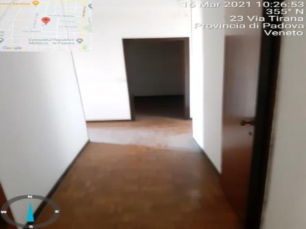 Appartamento al piano 5° con soffitta al piano 9° sottotetto. ingresso, soggiorno ampio e cucina separati, due bagni ciechi, tre camere ed un ripostiglio+Posto auto coperto in autorimessa interrata condominiale con certificato antincendio. Id. cat.- [N.C.E.U.] U. Res. cat. A/2 foglio 85 part. 482 sub 84 - U. sec. cat. C/6 foglio85 part. 482 sub 139. Sup. mq cat. appartamento 142,00, mq cat. posto auto coperto 10,00. Libero. AVVISO. Poiché alcuni immobili del supercondominio Complesso Palestro sono stati interessati da un problema di sfondellamento solai, i potenziali acquirenti sono edotti del rischio che il problema possa riguardare anche il presente lotto e accettano di eseguire a proprio carico dopo l’acquisto eventuali interventi manutentivi, con pieno esonero di INPS. Piena Proprietà