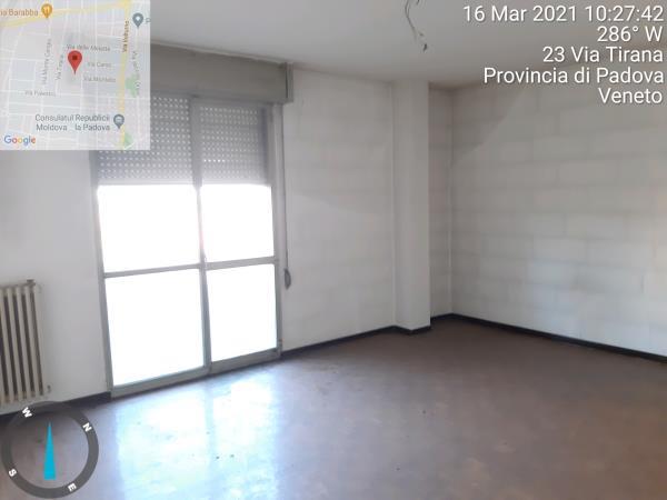 Appartamento al piano 5° con soffitta al piano 9° sottotetto. ingresso, soggiorno ampio e cucina separati, due bagni ciechi, tre camere ed un ripostiglio+Posto auto coperto in autorimessa interrata condominiale con certificato antincendio. Id. cat.- [N.C.E.U.] U. Res. cat. A/2 foglio 85 part. 482 sub 84 - U. sec. cat. C/6 foglio85 part. 482 sub 139. Sup. mq cat. appartamento 142,00, mq cat. posto auto coperto 10,00. Libero. AVVISO. Poiché alcuni immobili del supercondominio Complesso Palestro sono stati interessati da un problema di sfondellamento solai, i potenziali acquirenti sono edotti del rischio che il problema possa riguardare anche il presente lotto e accettano di eseguire a proprio carico dopo l’acquisto eventuali interventi manutentivi, con pieno esonero di INPS. Piena Proprietà