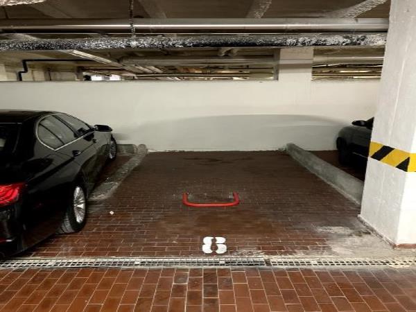 Appartamento al piano 5° con soffitta al piano 9° sottotetto. ingresso, soggiorno ampio e cucina separati, due bagni ciechi, tre camere ed un ripostiglio+Posto auto coperto in autorimessa interrata condominiale con certificato antincendio. Id. cat.- [N.C.E.U.] U. Res. cat. A/2 foglio 85 part. 482 sub 84 - U. sec. cat. C/6 foglio85 part. 482 sub 139. Sup. mq cat. appartamento 142,00, mq cat. posto auto coperto 10,00. Libero. AVVISO. Poiché alcuni immobili del supercondominio Complesso Palestro sono stati interessati da un problema di sfondellamento solai, i potenziali acquirenti sono edotti del rischio che il problema possa riguardare anche il presente lotto e accettano di eseguire a proprio carico dopo l’acquisto eventuali interventi manutentivi, con pieno esonero di INPS. Piena Proprietà