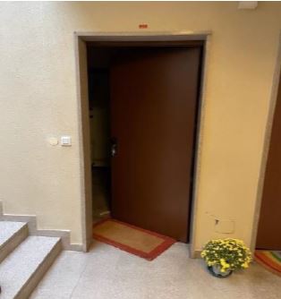 Appartamento al piano 8° con soffitta al piano 9° sottotetto. ingresso, soggiorno ampio e cucina separati, due bagni ciechi, tre camere ed un ripostiglio+Posto auto coperto in autorimessa interrata condominiale con certificato antincendio. Id. cat.- [N.C.E.U.] U. Res. cat. A/2 foglio 85 part. 482 sub 130 - U. sec. cat. C/6 foglio 85 part. 482 sub 224. Sup. mq cat. appartamento 143,00, mq cat. posto auto coperto 14,00. Libero. AVVISO. Poiché alcuni immobili del supercondominio Complesso Palestro sono stati interessati da un problema di sfondellamento solai, i potenziali acquirenti sono edotti del rischio che il problema possa riguardare anche il presente lotto e accettano di eseguire a proprio carico dopo l’acquisto eventuali interventi manutentivi, con pieno esonero di INPS.Piena Proprietà