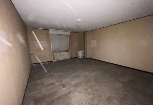 Appartamento al piano 8° con soffitta al piano 9° sottotetto. ingresso, soggiorno ampio e cucina separati, due bagni ciechi, tre camere ed un ripostiglio+Posto auto coperto in autorimessa interrata condominiale con certificato antincendio. Id. cat.- [N.C.E.U.] U. Res. cat. A/2 foglio 85 part. 482 sub 130 - U. sec. cat. C/6 foglio 85 part. 482 sub 224. Sup. mq cat. appartamento 143,00, mq cat. posto auto coperto 14,00. Libero. AVVISO. Poiché alcuni immobili del supercondominio Complesso Palestro sono stati interessati da un problema di sfondellamento solai, i potenziali acquirenti sono edotti del rischio che il problema possa riguardare anche il presente lotto e accettano di eseguire a proprio carico dopo l’acquisto eventuali interventi manutentivi, con pieno esonero di INPS.Piena Proprietà