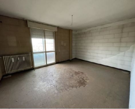 Appartamento al piano 8° con soffitta al piano 9° sottotetto. ingresso, soggiorno ampio e cucina separati, due bagni ciechi, tre camere ed un ripostiglio+Posto auto coperto in autorimessa interrata condominiale con certificato antincendio. Id. cat.- [N.C.E.U.] U. Res. cat. A/2 foglio 85 part. 482 sub 130 - U. sec. cat. C/6 foglio 85 part. 482 sub 224. Sup. mq cat. appartamento 143,00, mq cat. posto auto coperto 14,00. Libero. AVVISO. Poiché alcuni immobili del supercondominio Complesso Palestro sono stati interessati da un problema di sfondellamento solai, i potenziali acquirenti sono edotti del rischio che il problema possa riguardare anche il presente lotto e accettano di eseguire a proprio carico dopo l’acquisto eventuali interventi manutentivi, con pieno esonero di INPS.Piena Proprietà