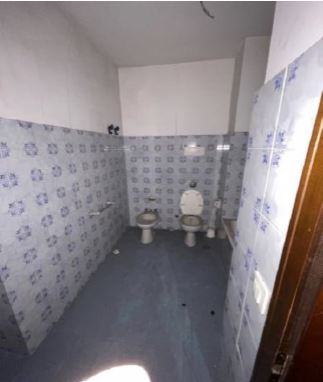 Appartamento al piano 8° con soffitta al piano 9° sottotetto. ingresso, soggiorno ampio e cucina separati, due bagni ciechi, tre camere ed un ripostiglio+Posto auto coperto in autorimessa interrata condominiale con certificato antincendio. Id. cat.- [N.C.E.U.] U. Res. cat. A/2 foglio 85 part. 482 sub 130 - U. sec. cat. C/6 foglio 85 part. 482 sub 224. Sup. mq cat. appartamento 143,00, mq cat. posto auto coperto 14,00. Libero. AVVISO. Poiché alcuni immobili del supercondominio Complesso Palestro sono stati interessati da un problema di sfondellamento solai, i potenziali acquirenti sono edotti del rischio che il problema possa riguardare anche il presente lotto e accettano di eseguire a proprio carico dopo l’acquisto eventuali interventi manutentivi, con pieno esonero di INPS.Piena Proprietà