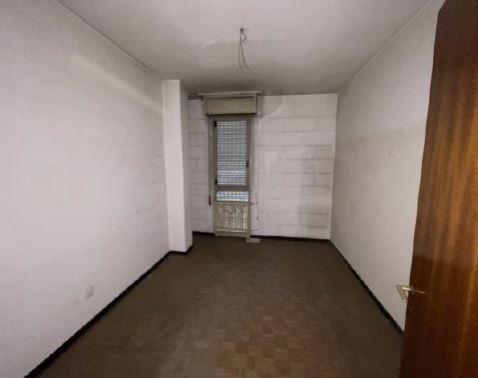 Appartamento al piano 8° con soffitta al piano 9° sottotetto. ingresso, soggiorno ampio e cucina separati, due bagni ciechi, tre camere ed un ripostiglio+Posto auto coperto in autorimessa interrata condominiale con certificato antincendio. Id. cat.- [N.C.E.U.] U. Res. cat. A/2 foglio 85 part. 482 sub 130 - U. sec. cat. C/6 foglio 85 part. 482 sub 224. Sup. mq cat. appartamento 143,00, mq cat. posto auto coperto 14,00. Libero. AVVISO. Poiché alcuni immobili del supercondominio Complesso Palestro sono stati interessati da un problema di sfondellamento solai, i potenziali acquirenti sono edotti del rischio che il problema possa riguardare anche il presente lotto e accettano di eseguire a proprio carico dopo l’acquisto eventuali interventi manutentivi, con pieno esonero di INPS.Piena Proprietà