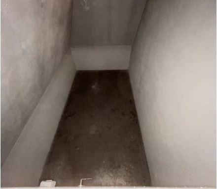 Appartamento al piano 8° con soffitta al piano 9° sottotetto. ingresso, soggiorno ampio e cucina separati, due bagni ciechi, tre camere ed un ripostiglio+Posto auto coperto in autorimessa interrata condominiale con certificato antincendio. Id. cat.- [N.C.E.U.] U. Res. cat. A/2 foglio 85 part. 482 sub 130 - U. sec. cat. C/6 foglio 85 part. 482 sub 224. Sup. mq cat. appartamento 143,00, mq cat. posto auto coperto 14,00. Libero. AVVISO. Poiché alcuni immobili del supercondominio Complesso Palestro sono stati interessati da un problema di sfondellamento solai, i potenziali acquirenti sono edotti del rischio che il problema possa riguardare anche il presente lotto e accettano di eseguire a proprio carico dopo l’acquisto eventuali interventi manutentivi, con pieno esonero di INPS.Piena Proprietà