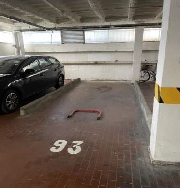 Appartamento al piano 8° con soffitta al piano 9° sottotetto. ingresso, soggiorno ampio e cucina separati, due bagni ciechi, tre camere ed un ripostiglio+Posto auto coperto in autorimessa interrata condominiale con certificato antincendio. Id. cat.- [N.C.E.U.] U. Res. cat. A/2 foglio 85 part. 482 sub 130 - U. sec. cat. C/6 foglio 85 part. 482 sub 224. Sup. mq cat. appartamento 143,00, mq cat. posto auto coperto 14,00. Libero. AVVISO. Poiché alcuni immobili del supercondominio Complesso Palestro sono stati interessati da un problema di sfondellamento solai, i potenziali acquirenti sono edotti del rischio che il problema possa riguardare anche il presente lotto e accettano di eseguire a proprio carico dopo l’acquisto eventuali interventi manutentivi, con pieno esonero di INPS.Piena Proprietà