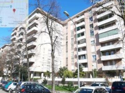 Appartamento al piano 5° con soffitta al piano 9° sottotetto. ingresso, soggiorno ampio e cucina separati, due bagni ciechi, tre camere ed un ripostiglio+Posto auto coperto in autorimessa interrata condominiale con certificato antincendio. Id. cat.- [N.C.E.U.] U. Res. cat. A/2 foglio 85 part. 479 (ex 1308) sub 20 - U. sec. cat. C/6 foglio 85 part. 479 (ex 1308) sub 80. Sup. mq cat. appartamento 128,00, mq cat. posto auto coperto 12,00. Libero. AVVISO. Poiché alcuni immobili del supercondominio sono stati interessati da un problema di sfondellamento solai, i potenziali acquirenti sono edotti del rischio che il problema possa riguardare anche il presente lotto e accettano di eseguire a proprio carico dopo l’acquisto eventuali interventi manutentivi, con pieno esonero di INPS. Piena Proprietà