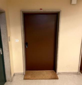 Appartamento al piano 5° con soffitta al piano 9° sottotetto. ingresso, soggiorno ampio e cucina separati, due bagni ciechi, tre camere ed un ripostiglio+Posto auto coperto in autorimessa interrata condominiale con certificato antincendio. Id. cat.- [N.C.E.U.] U. Res. cat. A/2 foglio 85 part. 479 (ex 1308) sub 20 - U. sec. cat. C/6 foglio 85 part. 479 (ex 1308) sub 80. Sup. mq cat. appartamento 128,00, mq cat. posto auto coperto 12,00. Libero. AVVISO. Poiché alcuni immobili del supercondominio sono stati interessati da un problema di sfondellamento solai, i potenziali acquirenti sono edotti del rischio che il problema possa riguardare anche il presente lotto e accettano di eseguire a proprio carico dopo l’acquisto eventuali interventi manutentivi, con pieno esonero di INPS. Piena Proprietà