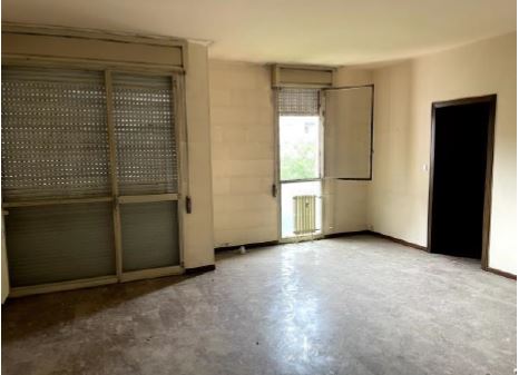 Appartamento al piano 5° con soffitta al piano 9° sottotetto. ingresso, soggiorno ampio e cucina separati, due bagni ciechi, tre camere ed un ripostiglio+Posto auto coperto in autorimessa interrata condominiale con certificato antincendio. Id. cat.- [N.C.E.U.] U. Res. cat. A/2 foglio 85 part. 479 (ex 1308) sub 20 - U. sec. cat. C/6 foglio 85 part. 479 (ex 1308) sub 80. Sup. mq cat. appartamento 128,00, mq cat. posto auto coperto 12,00. Libero. AVVISO. Poiché alcuni immobili del supercondominio sono stati interessati da un problema di sfondellamento solai, i potenziali acquirenti sono edotti del rischio che il problema possa riguardare anche il presente lotto e accettano di eseguire a proprio carico dopo l’acquisto eventuali interventi manutentivi, con pieno esonero di INPS. Piena Proprietà