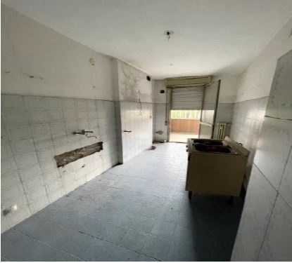 Appartamento al piano 5° con soffitta al piano 9° sottotetto. ingresso, soggiorno ampio e cucina separati, due bagni ciechi, tre camere ed un ripostiglio+Posto auto coperto in autorimessa interrata condominiale con certificato antincendio. Id. cat.- [N.C.E.U.] U. Res. cat. A/2 foglio 85 part. 479 (ex 1308) sub 20 - U. sec. cat. C/6 foglio 85 part. 479 (ex 1308) sub 80. Sup. mq cat. appartamento 128,00, mq cat. posto auto coperto 12,00. Libero. AVVISO. Poiché alcuni immobili del supercondominio sono stati interessati da un problema di sfondellamento solai, i potenziali acquirenti sono edotti del rischio che il problema possa riguardare anche il presente lotto e accettano di eseguire a proprio carico dopo l’acquisto eventuali interventi manutentivi, con pieno esonero di INPS. Piena Proprietà