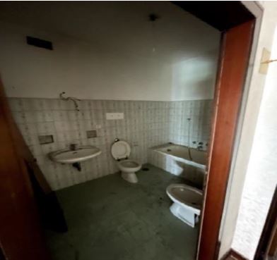 Appartamento al piano 5° con soffitta al piano 9° sottotetto. ingresso, soggiorno ampio e cucina separati, due bagni ciechi, tre camere ed un ripostiglio+Posto auto coperto in autorimessa interrata condominiale con certificato antincendio. Id. cat.- [N.C.E.U.] U. Res. cat. A/2 foglio 85 part. 479 (ex 1308) sub 20 - U. sec. cat. C/6 foglio 85 part. 479 (ex 1308) sub 80. Sup. mq cat. appartamento 128,00, mq cat. posto auto coperto 12,00. Libero. AVVISO. Poiché alcuni immobili del supercondominio sono stati interessati da un problema di sfondellamento solai, i potenziali acquirenti sono edotti del rischio che il problema possa riguardare anche il presente lotto e accettano di eseguire a proprio carico dopo l’acquisto eventuali interventi manutentivi, con pieno esonero di INPS. Piena Proprietà