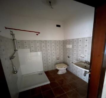 Appartamento al piano 5° con soffitta al piano 9° sottotetto. ingresso, soggiorno ampio e cucina separati, due bagni ciechi, tre camere ed un ripostiglio+Posto auto coperto in autorimessa interrata condominiale con certificato antincendio. Id. cat.- [N.C.E.U.] U. Res. cat. A/2 foglio 85 part. 479 (ex 1308) sub 20 - U. sec. cat. C/6 foglio 85 part. 479 (ex 1308) sub 80. Sup. mq cat. appartamento 128,00, mq cat. posto auto coperto 12,00. Libero. AVVISO. Poiché alcuni immobili del supercondominio sono stati interessati da un problema di sfondellamento solai, i potenziali acquirenti sono edotti del rischio che il problema possa riguardare anche il presente lotto e accettano di eseguire a proprio carico dopo l’acquisto eventuali interventi manutentivi, con pieno esonero di INPS. Piena Proprietà