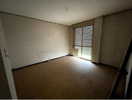 Appartamento al piano 5° con soffitta al piano 9° sottotetto. ingresso, soggiorno ampio e cucina separati, due bagni ciechi, tre camere ed un ripostiglio+Posto auto coperto in autorimessa interrata condominiale con certificato antincendio. Id. cat.- [N.C.E.U.] U. Res. cat. A/2 foglio 85 part. 479 (ex 1308) sub 20 - U. sec. cat. C/6 foglio 85 part. 479 (ex 1308) sub 80. Sup. mq cat. appartamento 128,00, mq cat. posto auto coperto 12,00. Libero. AVVISO. Poiché alcuni immobili del supercondominio sono stati interessati da un problema di sfondellamento solai, i potenziali acquirenti sono edotti del rischio che il problema possa riguardare anche il presente lotto e accettano di eseguire a proprio carico dopo l’acquisto eventuali interventi manutentivi, con pieno esonero di INPS. Piena Proprietà