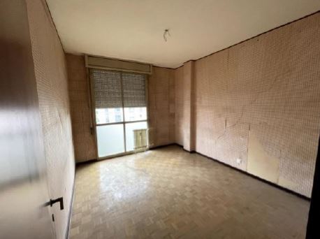 Appartamento al piano 5° con soffitta al piano 9° sottotetto. ingresso, soggiorno ampio e cucina separati, due bagni ciechi, tre camere ed un ripostiglio+Posto auto coperto in autorimessa interrata condominiale con certificato antincendio. Id. cat.- [N.C.E.U.] U. Res. cat. A/2 foglio 85 part. 479 (ex 1308) sub 20 - U. sec. cat. C/6 foglio 85 part. 479 (ex 1308) sub 80. Sup. mq cat. appartamento 128,00, mq cat. posto auto coperto 12,00. Libero. AVVISO. Poiché alcuni immobili del supercondominio sono stati interessati da un problema di sfondellamento solai, i potenziali acquirenti sono edotti del rischio che il problema possa riguardare anche il presente lotto e accettano di eseguire a proprio carico dopo l’acquisto eventuali interventi manutentivi, con pieno esonero di INPS. Piena Proprietà