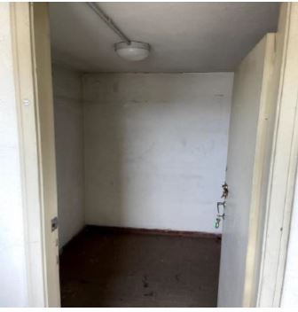Appartamento al piano 5° con soffitta al piano 9° sottotetto. ingresso, soggiorno ampio e cucina separati, due bagni ciechi, tre camere ed un ripostiglio+Posto auto coperto in autorimessa interrata condominiale con certificato antincendio. Id. cat.- [N.C.E.U.] U. Res. cat. A/2 foglio 85 part. 479 (ex 1308) sub 20 - U. sec. cat. C/6 foglio 85 part. 479 (ex 1308) sub 80. Sup. mq cat. appartamento 128,00, mq cat. posto auto coperto 12,00. Libero. AVVISO. Poiché alcuni immobili del supercondominio sono stati interessati da un problema di sfondellamento solai, i potenziali acquirenti sono edotti del rischio che il problema possa riguardare anche il presente lotto e accettano di eseguire a proprio carico dopo l’acquisto eventuali interventi manutentivi, con pieno esonero di INPS. Piena Proprietà