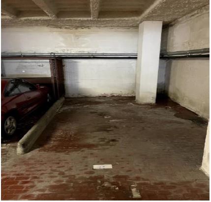 Appartamento al piano 5° con soffitta al piano 9° sottotetto. ingresso, soggiorno ampio e cucina separati, due bagni ciechi, tre camere ed un ripostiglio+Posto auto coperto in autorimessa interrata condominiale con certificato antincendio. Id. cat.- [N.C.E.U.] U. Res. cat. A/2 foglio 85 part. 479 (ex 1308) sub 20 - U. sec. cat. C/6 foglio 85 part. 479 (ex 1308) sub 80. Sup. mq cat. appartamento 128,00, mq cat. posto auto coperto 12,00. Libero. AVVISO. Poiché alcuni immobili del supercondominio sono stati interessati da un problema di sfondellamento solai, i potenziali acquirenti sono edotti del rischio che il problema possa riguardare anche il presente lotto e accettano di eseguire a proprio carico dopo l’acquisto eventuali interventi manutentivi, con pieno esonero di INPS. Piena Proprietà