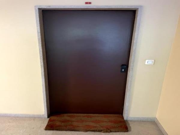 Appartamento al piano terra con magazzino piano terra e soffitta al piano 9° sottotetto. ingresso, soggiorno, cucina separata, bagno, due camere+Posto auto coperto in autorimessa interrata condominiale con certificato antincendio. Id. cat.- [N.C.E.U.] U. Res. cat. A/2 foglio 85 part. 479 sub 127 - U. sec. cat. C/6 foglio 85 part. 707 sub 100. Sup. mq cat. appartamento 108,00, mq cat. posto auto coperto 10,00. Libero. AVVISO. Poiché alcuni immobili del supercondominio Complesso Palestro sono stati interessati da un problema di sfondellamento solai, i potenziali acquirenti sono edotti del rischio che il problema possa riguardare anche il presente lotto e accettano di eseguire a proprio carico dopo l’acquisto eventuali interventi manutentivi, con pieno esonero di INPS. Piena Proprietà