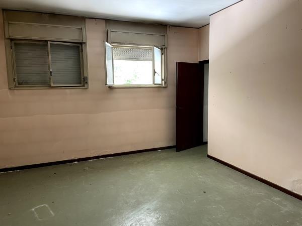 Appartamento al piano terra con magazzino piano terra e soffitta al piano 9° sottotetto. ingresso, soggiorno, cucina separata, bagno, due camere+Posto auto coperto in autorimessa interrata condominiale con certificato antincendio. Id. cat.- [N.C.E.U.] U. Res. cat. A/2 foglio 85 part. 479 sub 127 - U. sec. cat. C/6 foglio 85 part. 707 sub 100. Sup. mq cat. appartamento 108,00, mq cat. posto auto coperto 10,00. Libero. AVVISO. Poiché alcuni immobili del supercondominio Complesso Palestro sono stati interessati da un problema di sfondellamento solai, i potenziali acquirenti sono edotti del rischio che il problema possa riguardare anche il presente lotto e accettano di eseguire a proprio carico dopo l’acquisto eventuali interventi manutentivi, con pieno esonero di INPS. Piena Proprietà