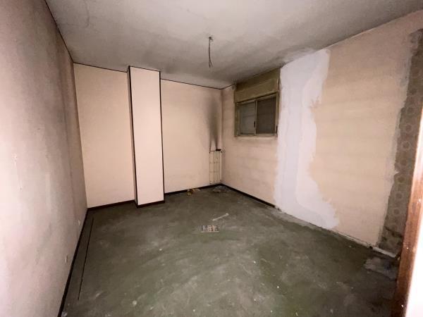 Appartamento al piano terra con magazzino piano terra e soffitta al piano 9° sottotetto. ingresso, soggiorno, cucina separata, bagno, due camere+Posto auto coperto in autorimessa interrata condominiale con certificato antincendio. Id. cat.- [N.C.E.U.] U. Res. cat. A/2 foglio 85 part. 479 sub 127 - U. sec. cat. C/6 foglio 85 part. 707 sub 100. Sup. mq cat. appartamento 108,00, mq cat. posto auto coperto 10,00. Libero. AVVISO. Poiché alcuni immobili del supercondominio Complesso Palestro sono stati interessati da un problema di sfondellamento solai, i potenziali acquirenti sono edotti del rischio che il problema possa riguardare anche il presente lotto e accettano di eseguire a proprio carico dopo l’acquisto eventuali interventi manutentivi, con pieno esonero di INPS. Piena Proprietà