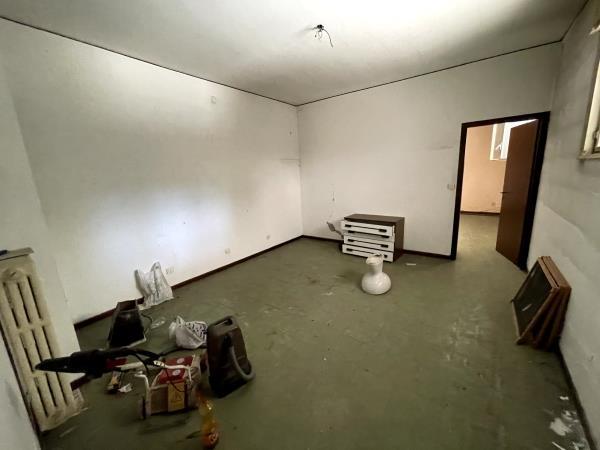 Appartamento al piano terra con magazzino piano terra e soffitta al piano 9° sottotetto. ingresso, soggiorno, cucina separata, bagno, due camere+Posto auto coperto in autorimessa interrata condominiale con certificato antincendio. Id. cat.- [N.C.E.U.] U. Res. cat. A/2 foglio 85 part. 479 sub 127 - U. sec. cat. C/6 foglio 85 part. 707 sub 100. Sup. mq cat. appartamento 108,00, mq cat. posto auto coperto 10,00. Libero. AVVISO. Poiché alcuni immobili del supercondominio Complesso Palestro sono stati interessati da un problema di sfondellamento solai, i potenziali acquirenti sono edotti del rischio che il problema possa riguardare anche il presente lotto e accettano di eseguire a proprio carico dopo l’acquisto eventuali interventi manutentivi, con pieno esonero di INPS. Piena Proprietà