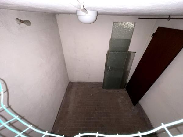 Appartamento al piano terra con magazzino piano terra e soffitta al piano 9° sottotetto. ingresso, soggiorno, cucina separata, bagno, due camere+Posto auto coperto in autorimessa interrata condominiale con certificato antincendio. Id. cat.- [N.C.E.U.] U. Res. cat. A/2 foglio 85 part. 479 sub 127 - U. sec. cat. C/6 foglio 85 part. 707 sub 100. Sup. mq cat. appartamento 108,00, mq cat. posto auto coperto 10,00. Libero. AVVISO. Poiché alcuni immobili del supercondominio Complesso Palestro sono stati interessati da un problema di sfondellamento solai, i potenziali acquirenti sono edotti del rischio che il problema possa riguardare anche il presente lotto e accettano di eseguire a proprio carico dopo l’acquisto eventuali interventi manutentivi, con pieno esonero di INPS. Piena Proprietà