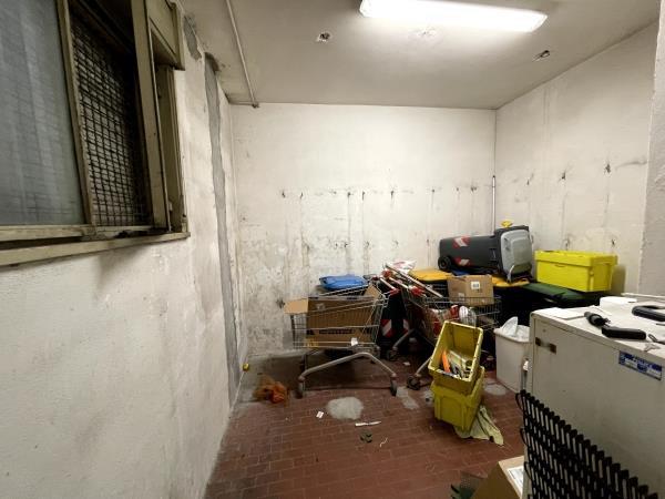 Appartamento al piano terra con magazzino piano terra e soffitta al piano 9° sottotetto. ingresso, soggiorno, cucina separata, bagno, due camere+Posto auto coperto in autorimessa interrata condominiale con certificato antincendio. Id. cat.- [N.C.E.U.] U. Res. cat. A/2 foglio 85 part. 479 sub 127 - U. sec. cat. C/6 foglio 85 part. 707 sub 100. Sup. mq cat. appartamento 108,00, mq cat. posto auto coperto 10,00. Libero. AVVISO. Poiché alcuni immobili del supercondominio Complesso Palestro sono stati interessati da un problema di sfondellamento solai, i potenziali acquirenti sono edotti del rischio che il problema possa riguardare anche il presente lotto e accettano di eseguire a proprio carico dopo l’acquisto eventuali interventi manutentivi, con pieno esonero di INPS. Piena Proprietà