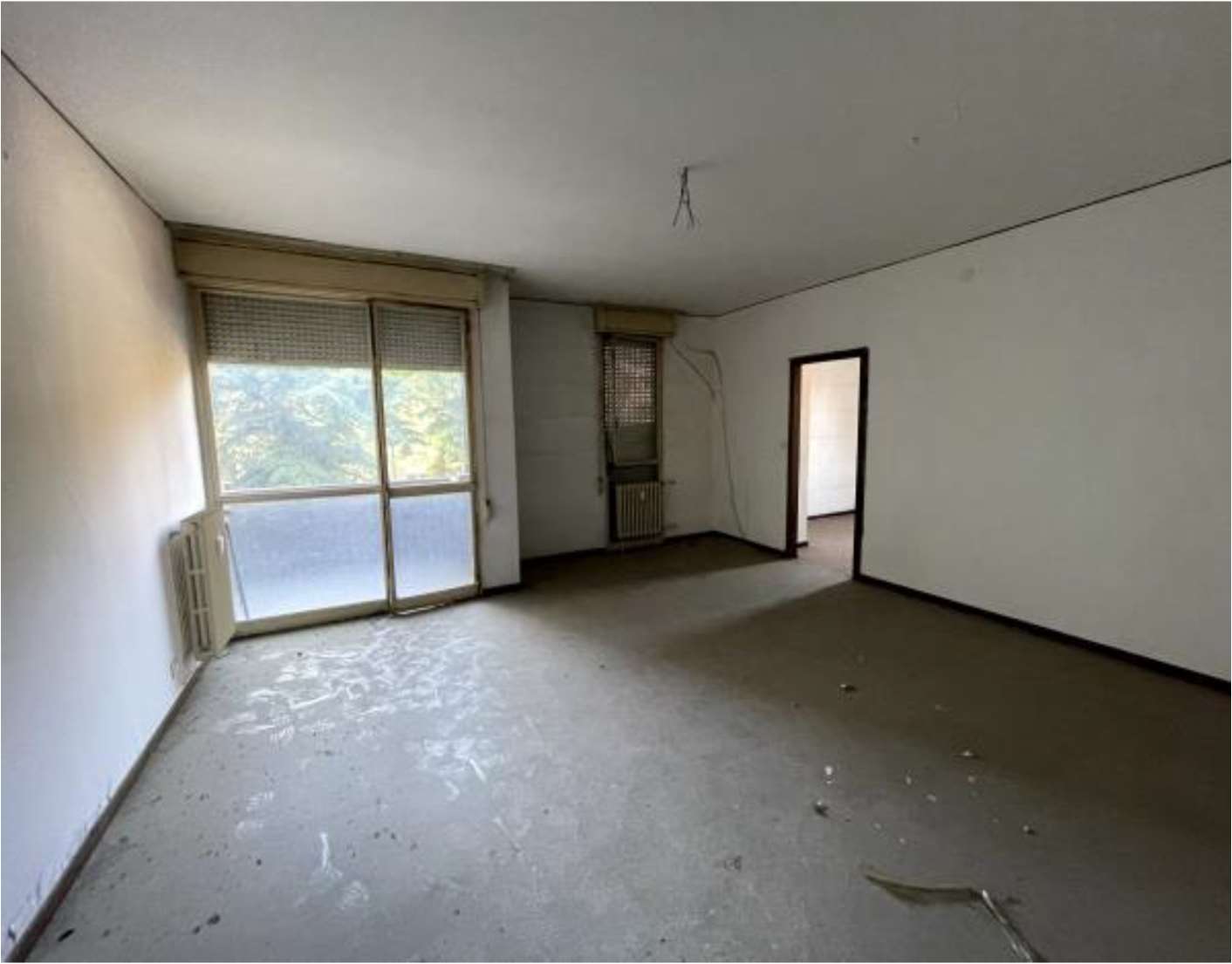 Appartamento al piano 1° con soffitta al piano 9° sottotetto. ingresso, soggiorno ampio e cucina separati, due bagni ciechi, tre camere ed un ripostiglio+Posto auto coperto in autorimessa interrata condominiale con certificato antincendio. Id. cat.- [N.C.E.U.] U. Res. cat. A/2 foglio 85 part. 479 sub 40 - U. sec. cat. C/6 foglio 85 part. 479 sub 109. Sup. mq cat. appartamento 133,00, mq cat. posto auto coperto 13,00. Libero. AVVISO. Poiché alcuni immobili del supercondominio Complesso Palestro sono stati interessati da un problema di sfondellamento solai, i potenziali acquirenti sono edotti del rischio che il problema possa riguardare anche il presente lotto e accettano di eseguire a proprio carico dopo l’acquisto eventuali interventi manutentivi, con pieno esonero di INPS. Piena Proprietà